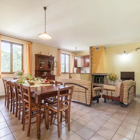 Seven-bedroom Holiday In Valfabbrica *