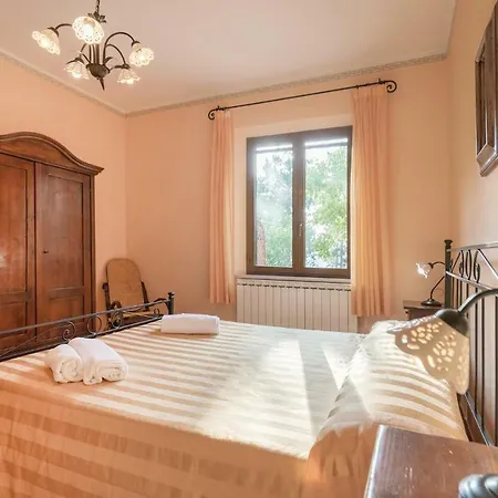 Seven-bedroom Holiday In Valfabbrica * Giomici